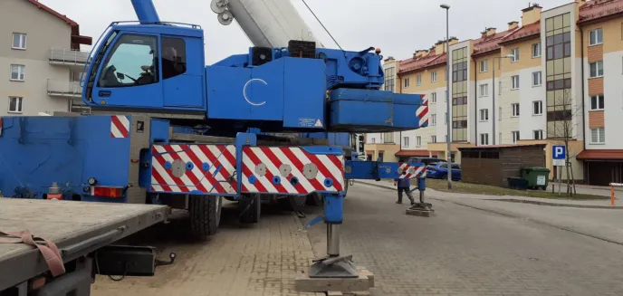 Ciężki sprzęt zajął jezdnię na ul. Flisa w Olsztynie. Sprawca otrzymał mandat