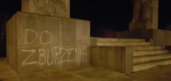 Na ''szubienicach'' pojawiło się wymowne hasło