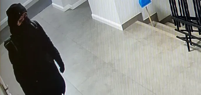 Mężczyzna w maseczce cierpliwie czekał, a w końcu wykorzystał okazję i zrobił coś oburzającego [WIDEO]
