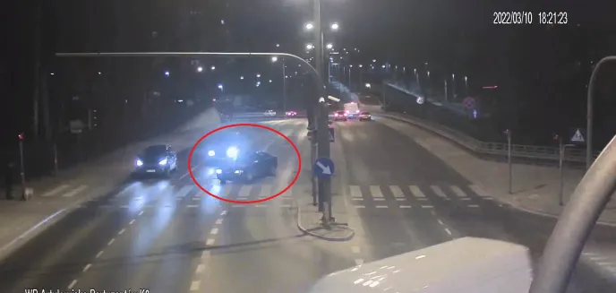 24-letni kierowca audi na al. Wojska Polskiego jechał całą szerokością jezdni. Wcześniej palił marihuanę [WIDEO]