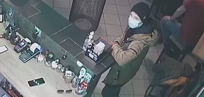 Artykuł: Kradzież w jednym z olsztyńskich barów. Mężczyzna ukradł... pluszowego pingwina [WIDEO]
