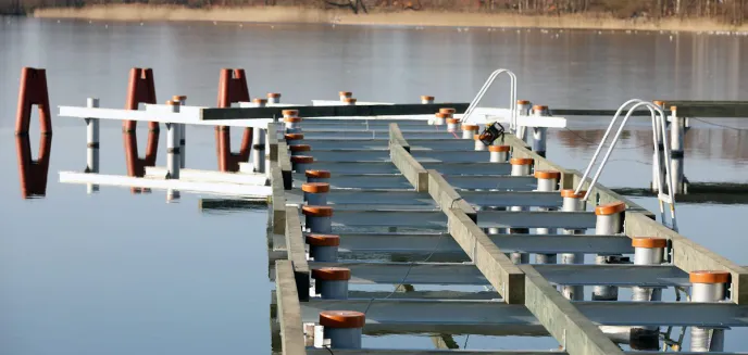 Nowe molo na plaży nad jeziorem Ukiel nabiera kształtów [ZDJĘCIA]