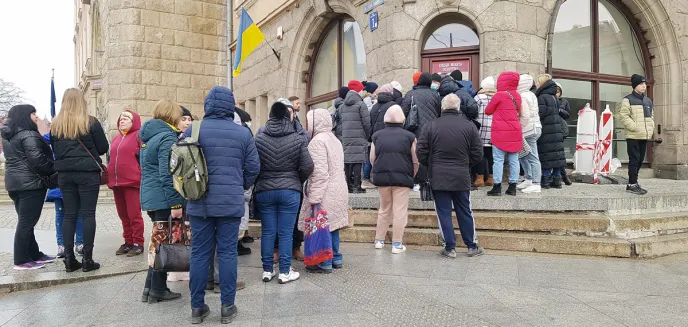 Pierwszy dzień nadawania numeru PESEL uchodźcom z Ukrainy. Pod urzędem ustawiły się długie kolejki [ZDJĘCIA]