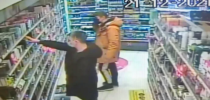 Poszukiwani dwaj miłośnicy drogich perfum [WIDEO]