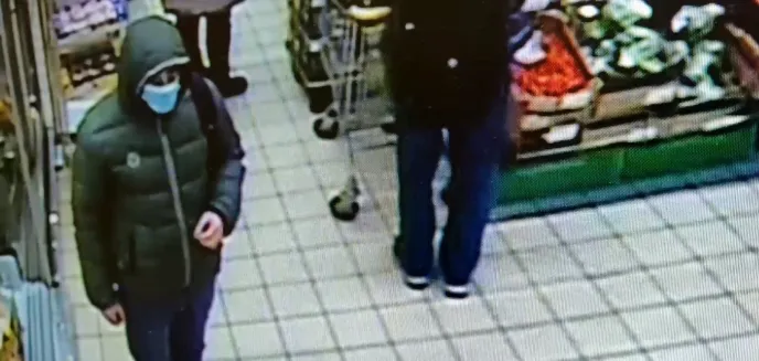 Bezwstydnie zrobił to w Biedronce w Olsztynie i uciekł [WIDEO]