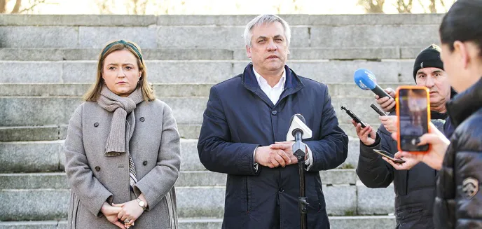 Olga Semeniuk i Jerzy Szmit nalegają na szybkie usunięcie ''pomnika hańby'' z centrum Olsztyna