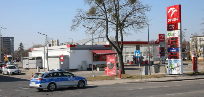 Akcja służb na ul. Lubelskiej w Olsztynie. Na stacji Orlen znaleziono podejrzaną walizkę [ZDJĘCIA, AKTUALIZACJA]