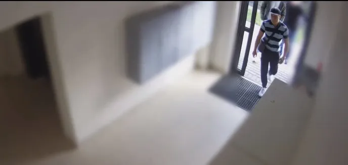 Mężczyźnie w dresach nie spodobała się elewacja bloku przy al. Sikorskiego w Olsztynie. Ma kłopoty [WIDEO]