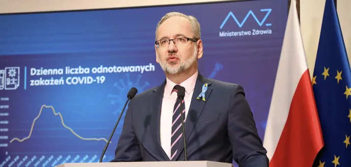 Koronawirus. Rząd znosi obostrzenia, znika obowiązek noszenia maseczek, ale jest wyjątek [AKTUALIZACJA]