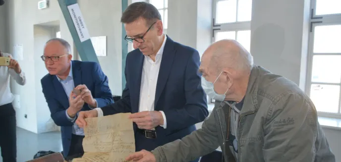 Otworzyli kapsułę z ratuszowej wieży. W środku m.in. znaleziono list z 1914 roku [ZDJĘCIA]