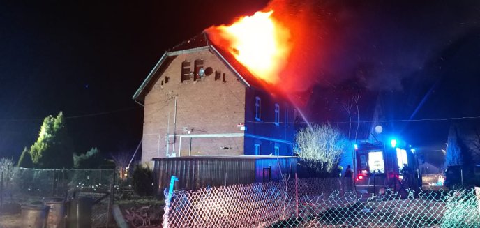 Artykuł: Pożar domu pod Olsztynem. Dach nad głową straciło siedem rodzin [ZDJĘCIA]
