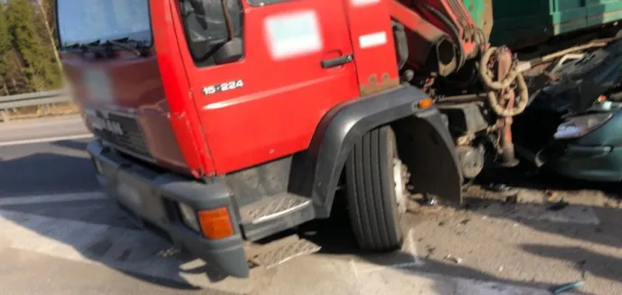 Wypadek na obwodnicy Olsztyna. Ciężarówka zderzyła się z pojazdem marki Peugeot
