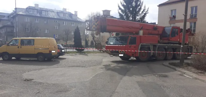 Nietypowe zdarzenie na al. Warszawskiej w Olsztynie. Operator dźwigu miał pecha