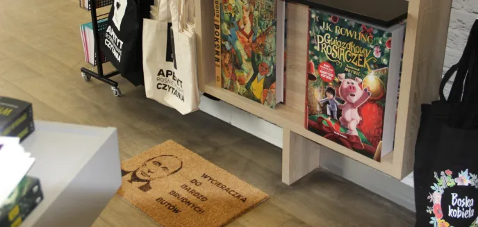 Największa księgarnia w Olsztynie ma nową ''atrakcję''. To wycieraczka z wizerunkiem... Putina