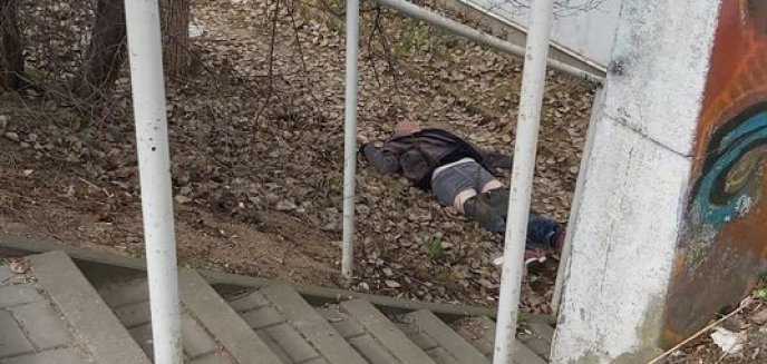 Przypadkowy przechodzień znalazł ciało mężczyzny pod Carrefourem w Olsztynie