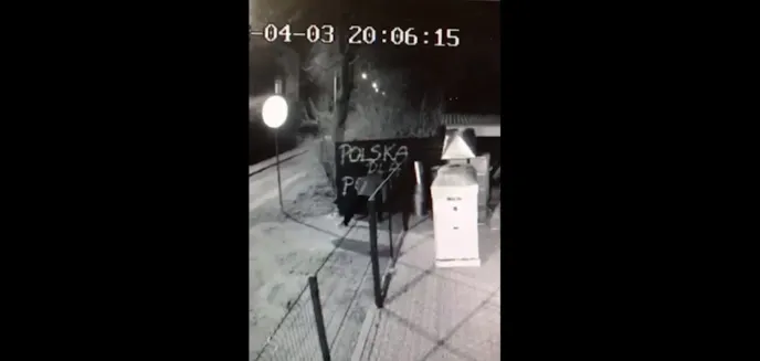 ''Polska dla Polaków''. Poszukiwany ''patriota'', który zniszczył ogrodzenie przy ul. Oficerskiej [WIDEO]