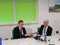 Prezydent Olsztyna Piotr Grzymowicz i dyrektor Północnego Oddziału Budimex SA Mariusz Hurylski wymieniają się egzemplarzami umowy