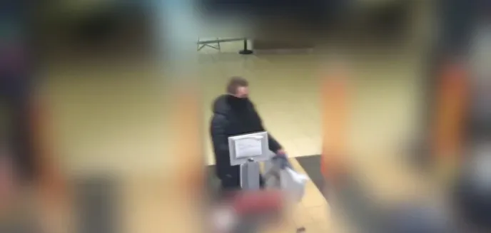 Mężczyzna w maseczce na twarzy ''zaszalał'' w olsztyńskiej galerii. Wszystko zarejestrowały kamery [WIDEO]