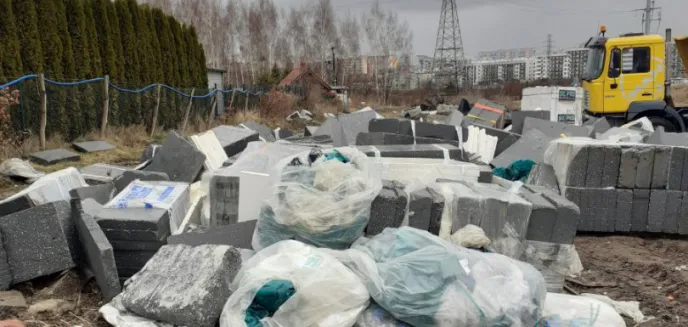 Strażnicy miejscy z Olsztyna na tropie śmieciarzy. Kierownik budowy i kierowca ponieśli konsekwencje