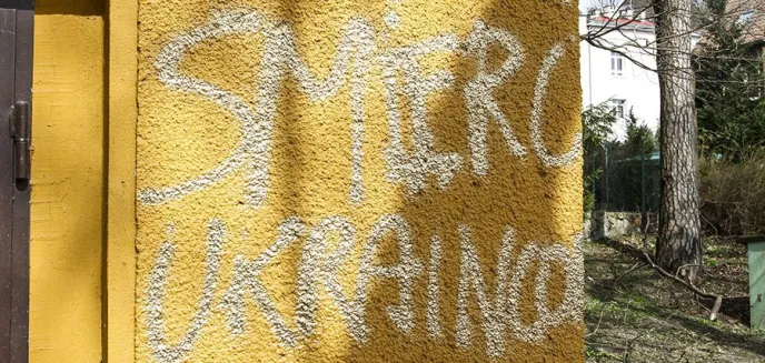 Oburzające hasła na ul. Oficerskiej w Olsztynie: ''Śmierć Ukraińcom'', ''Niech krwawią ukraińskie ku*** za Wołyń'' [ZDJĘCIA]