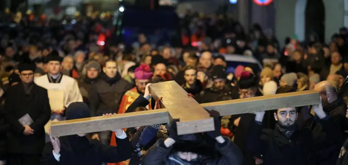 Droga krzyżowa 2022. Modlili się o błogosławieństwo dla Olsztyna i pokój na świecie [ZDJĘCIA]