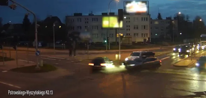 46-letni kierowca auta marki Renault doprowadził do kolizji z nissanem na ul. Synów Pułku. Był pijany [WIDEO]