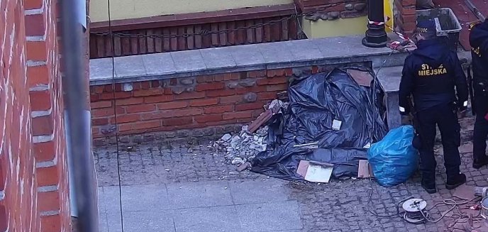 Wyrzucili gruz na olsztyńskim Starym Mieście tuż pod okiem strażnika miejskiego