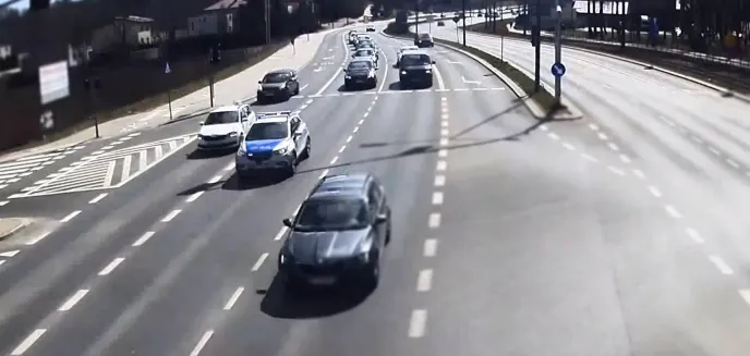 Policjanci eskortowali kierowcę taksówki, który wiózł do szpitala rodzącą kobietę [WIDEO]