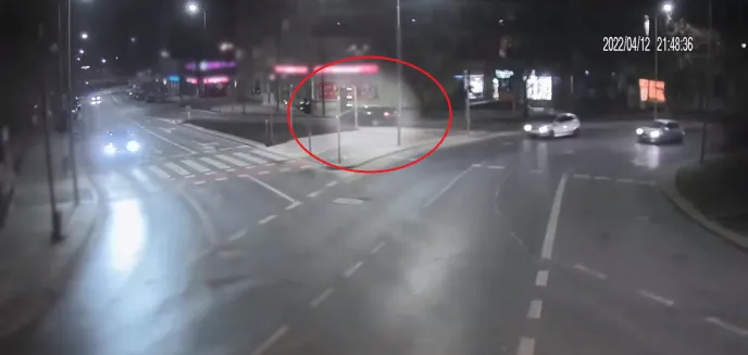 41-latek zasnął za kierownicą toyoty na jednym z pasów na ul. Partyzantów. Był kompletnie pijany [WIDEO]