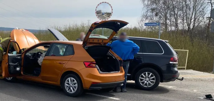 Zderzenie volkswagena i skody pod Olsztynem. Jeden z samochodów sam powiadomił służby o kolizji