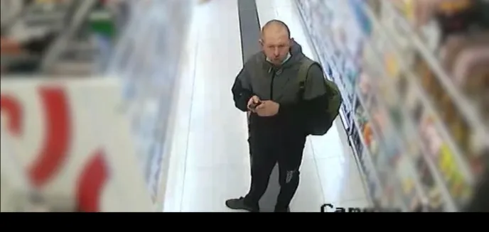 Zrobił coś oburzającego w drogerii w Olsztynie. Teraz policjanci chcą z nim porozmawiać [WIDEO]