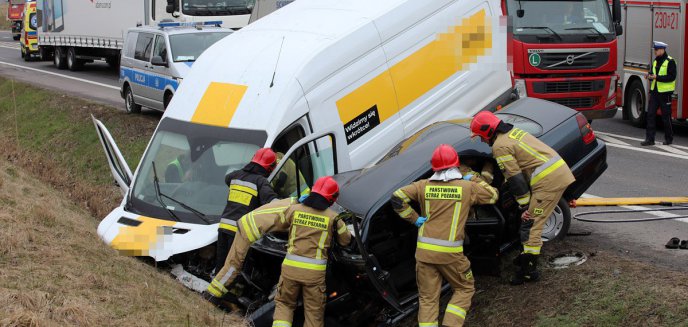 Artykuł: Wypadek na DK16 pod Wójtowem. Kierowca mercedesa zderzył się czołowo z autem firmy kurierskiej