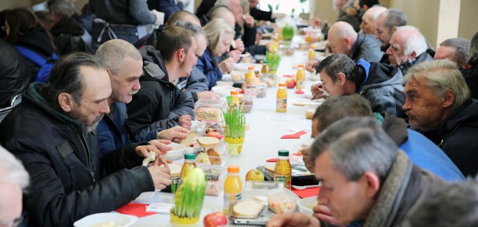 Caritas Archidiecezji Warmińskiej zaprosił ubogich i bezdomnych na śniadanie wielkanocne [ZDJĘCIA]