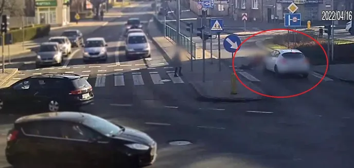 Dwa zdarzenia na tym samym skrzyżowaniu. Kierowca lexusa zderzył się z fordem, inny potrącił 66-latkę [WIDEO]