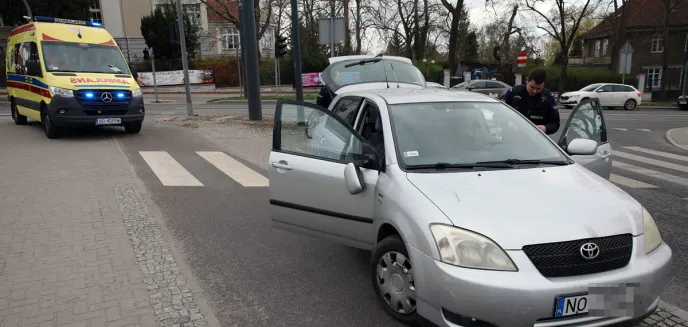 Kolizja na ul. Żołnierskiej w Olsztynie. Samochód osobowy zderzył się z rowerzystą [ZDJĘCIA]