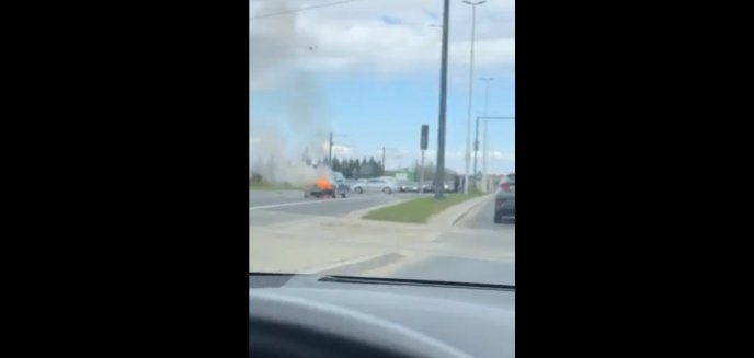 Na ul. Płoskiego w Olsztynie zapalił się volkswagen golf [WIDEO]