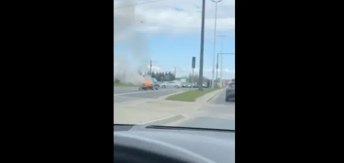 Na ul. Płoskiego w Olsztynie zapalił się volkswagen golf [WIDEO]