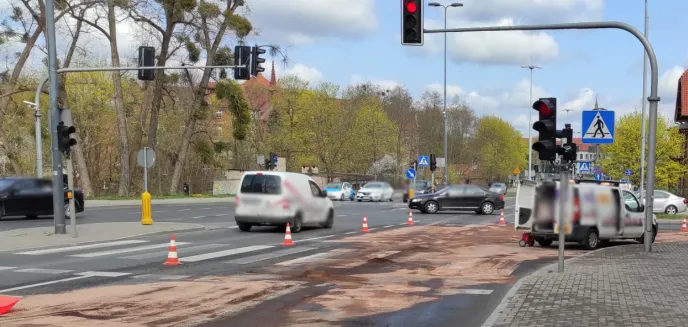 53-letni kierowca mercedesa najechał na tył hyundaia na ul. Niepodległości w Olsztynie