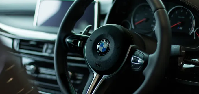 Kolizja dwóch aut osobowych na al. Piłsudskiego w Olsztynie. Za kierownicą bmw siedział... 17-latek