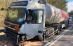 Uszkodzona w zdarzeniu drogowym ciężarówka marki Volvo