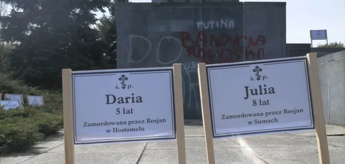 Te tabliczki przerażają. Pod ‘’szubienicami’’ umieszczono imiona dzieci z Ukrainy, które zginęły w wyniku wojny [ZDJĘCIA]