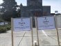 Pod "szubienicami" ustawiono tabliczki z imionami ukraińskich dzieci zamordowanych przez Rosjan