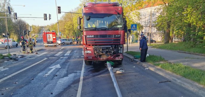Artykuł: Kierowca ciężarówki wjechał w barierki na al. Warszawskiej w Olsztynie. Zasnął za kierownicą [ZDJĘCIA]
