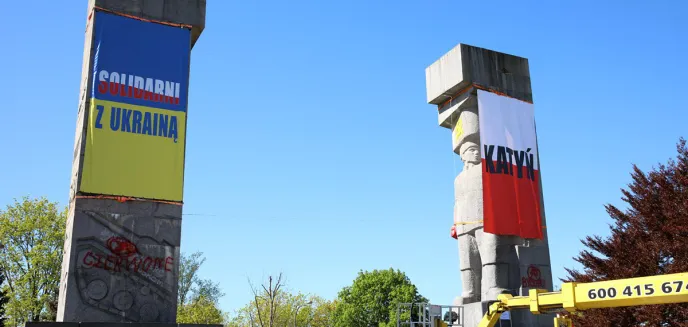 Organizacje patriotyczne chciały zawiesić banner na ''szubienicach''. Urzędniczka wezwała policję [ZDJĘCIA]