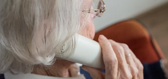 Seniorka z Olsztyna wyrzuciła przez okno oszczędności. Straciła 23 tys. zł