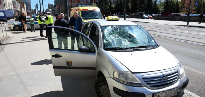Potrącenie w centrum Olsztyna. Dwie osoby jadące hulajnogą zderzyły się z taksówką [ZDJĘCIA,WIDEO] [AKTUALIZACJA]