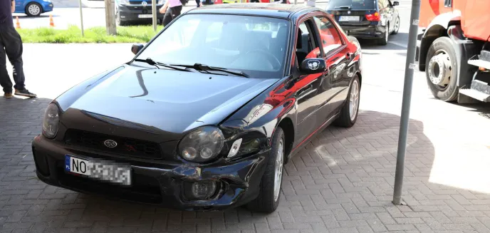 34-letni kierowca subaru na czerwonym świetle wjechał na ul. Limanowskiego. Zderzył się z trzema autami [ZDJĘCIA]