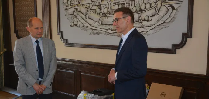 GUS przekazał laptopy Olsztynowi