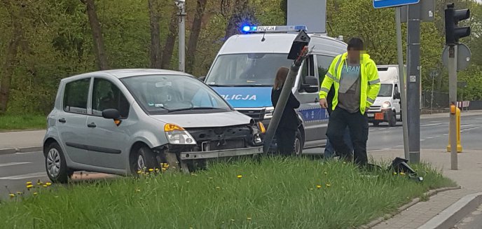 31-latka kierująca autem marki Renault wjechała w sygnalizator świetlny na ul. Niepodległości w Olsztynie [ZDJĘCIA]
