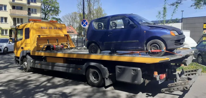 Strażnicy miejscy usunęli wrak fiata seicento z ul. Grażyny w Olsztynie [ZDJĘCIA]